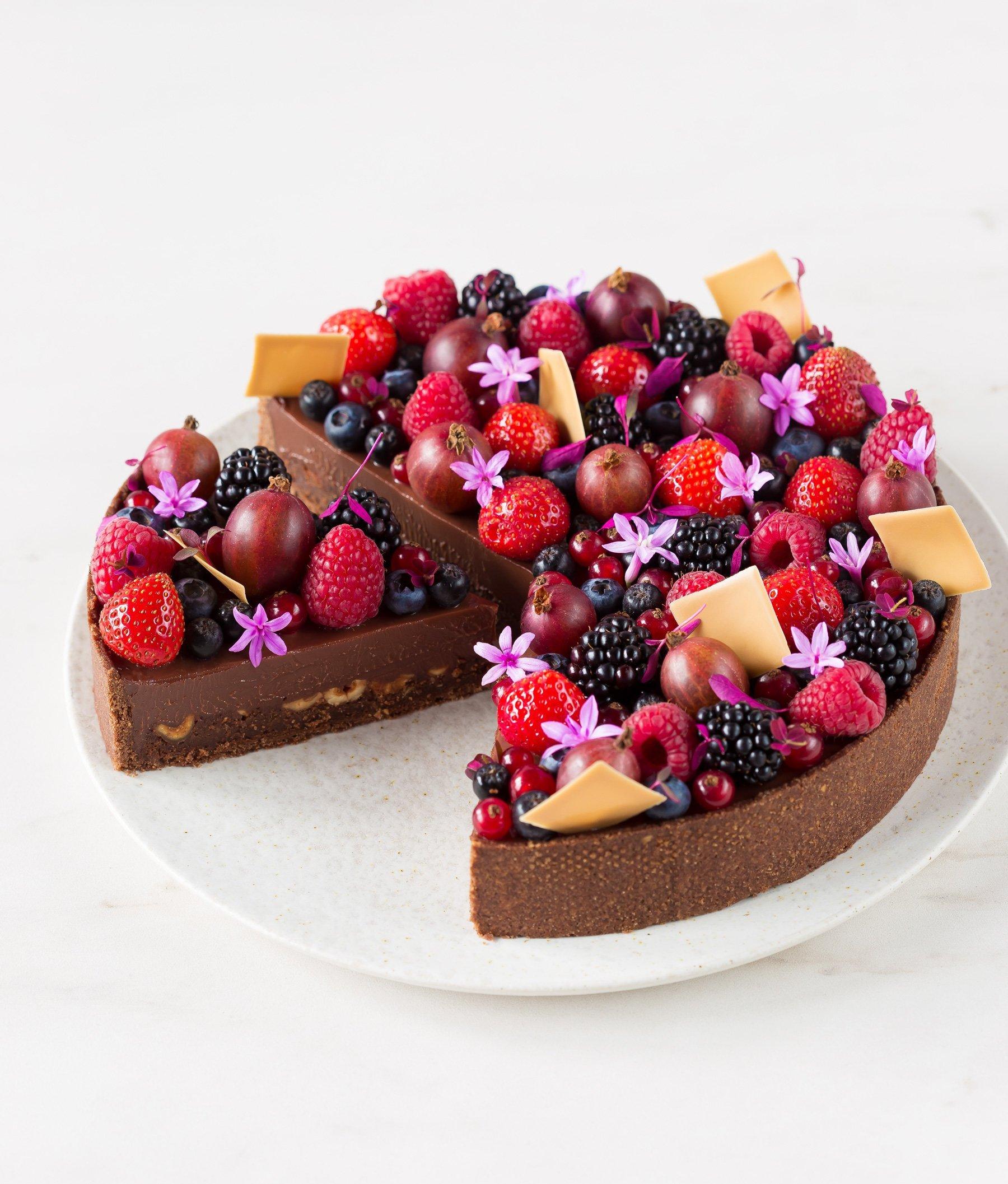 Bahibé milk chocolate, hazelnut and berries tart - In Love With Cake