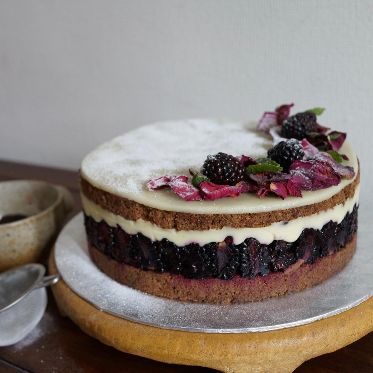 Slightly healthier chocolate mûrier recipe! Blackberry and chocolate layer cake, glutenfree or not… :) | lili's cakes