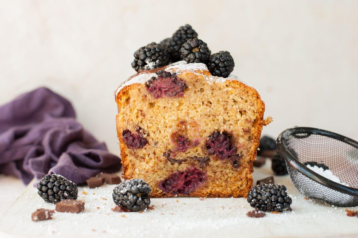 Blackberry banana bread with chocolate - Everyday Delicious