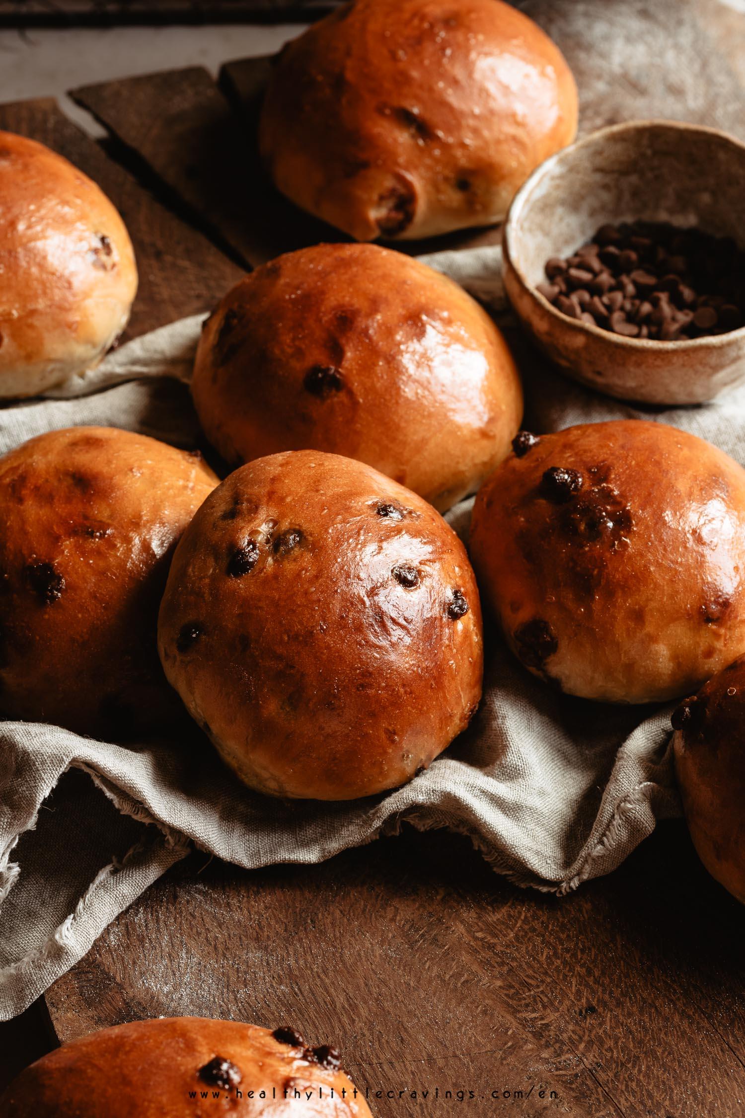 Japanese Milk Buns Recipe With Chocolate Chips (+ Video)