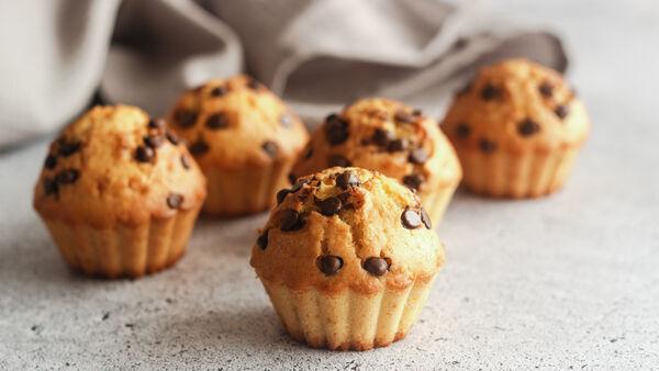 Vanilla and chocolate chip buns